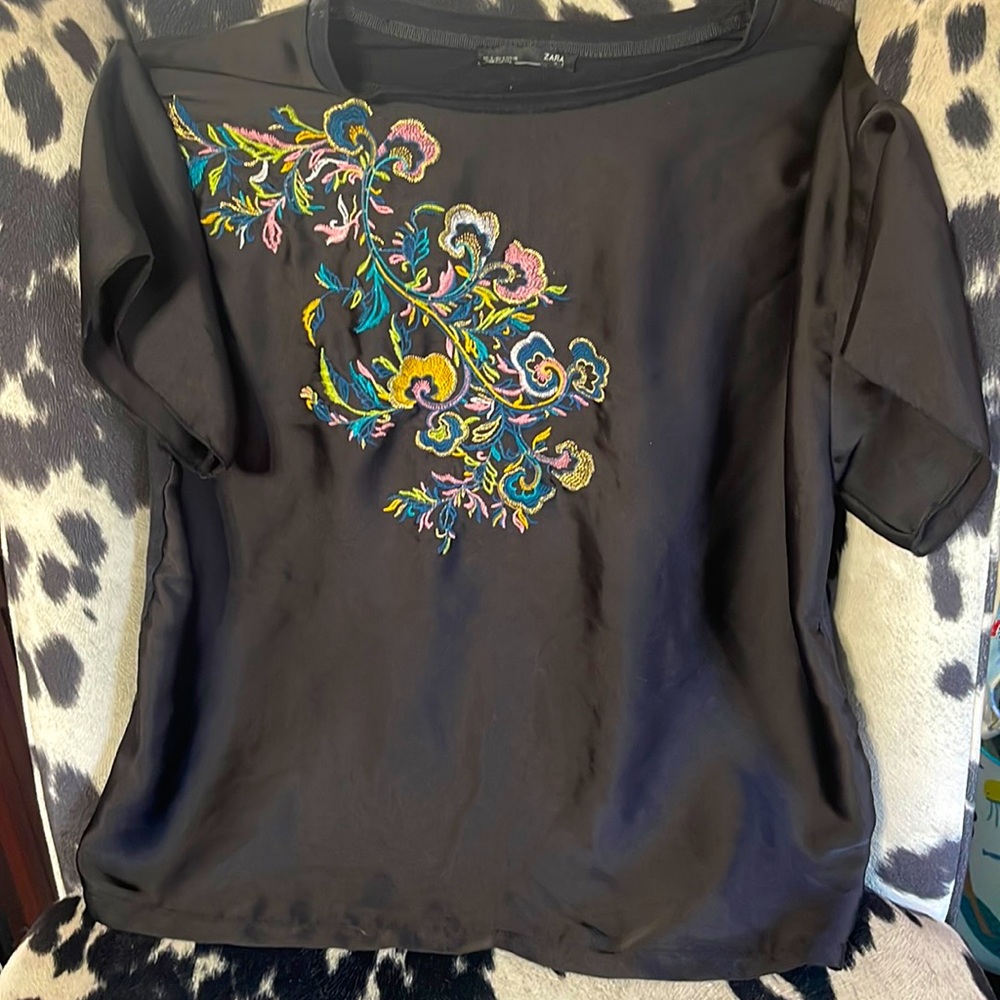 Zara Black Short-Sleeve Blouse with Multicolor Floral Embroidery